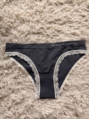NWT Seamless Scrunch Back Victoria's Secret Cheekini Grey Small